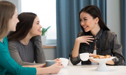 Simak 8 Alasan Pertemanan Beda Usia Bikin Mental Lebih Sehat