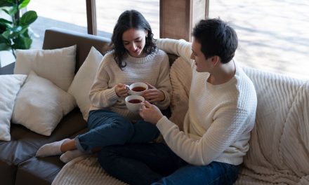 Dari 5 Bahasa Cinta, Mana Yang Bikin Pasangan Makin Sayang?