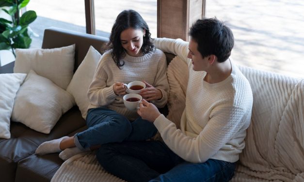 Dari 5 Bahasa Cinta, Mana Yang Bikin Pasangan Makin Sayang?