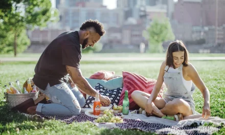 Gak Perlu Mewah, 7 Kencan Murah Ini Bikin Baper