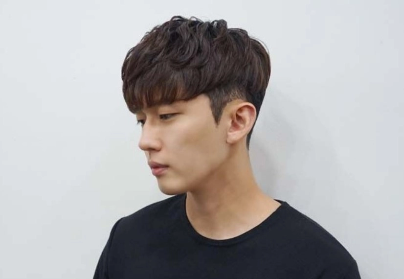 Gaya Rambut Poni Depan: Solusi Buat Pria Yang Malas Sisiran