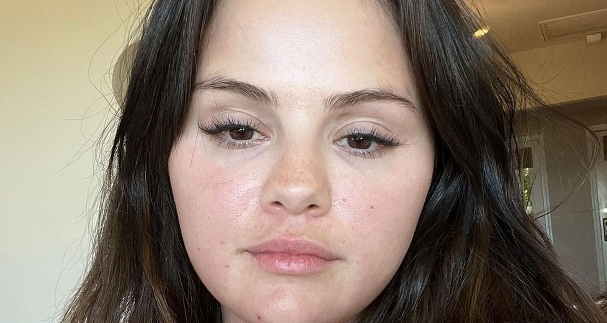 Tanpa Riasan! Selena Gomez Percaya Diri Tampil Polos