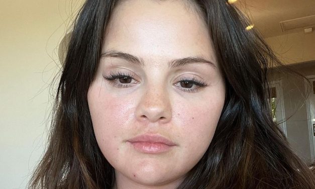 Tanpa Riasan! Selena Gomez Percaya Diri Tampil Polos