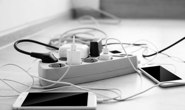 Bahaya Tersembunyi Akibat Malas Cabut Charger Ponsel