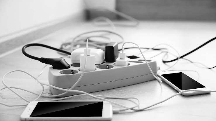 Bahaya Tersembunyi Akibat Malas Cabut Charger Ponsel